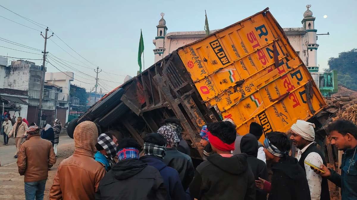 road accident in mahoba, two died