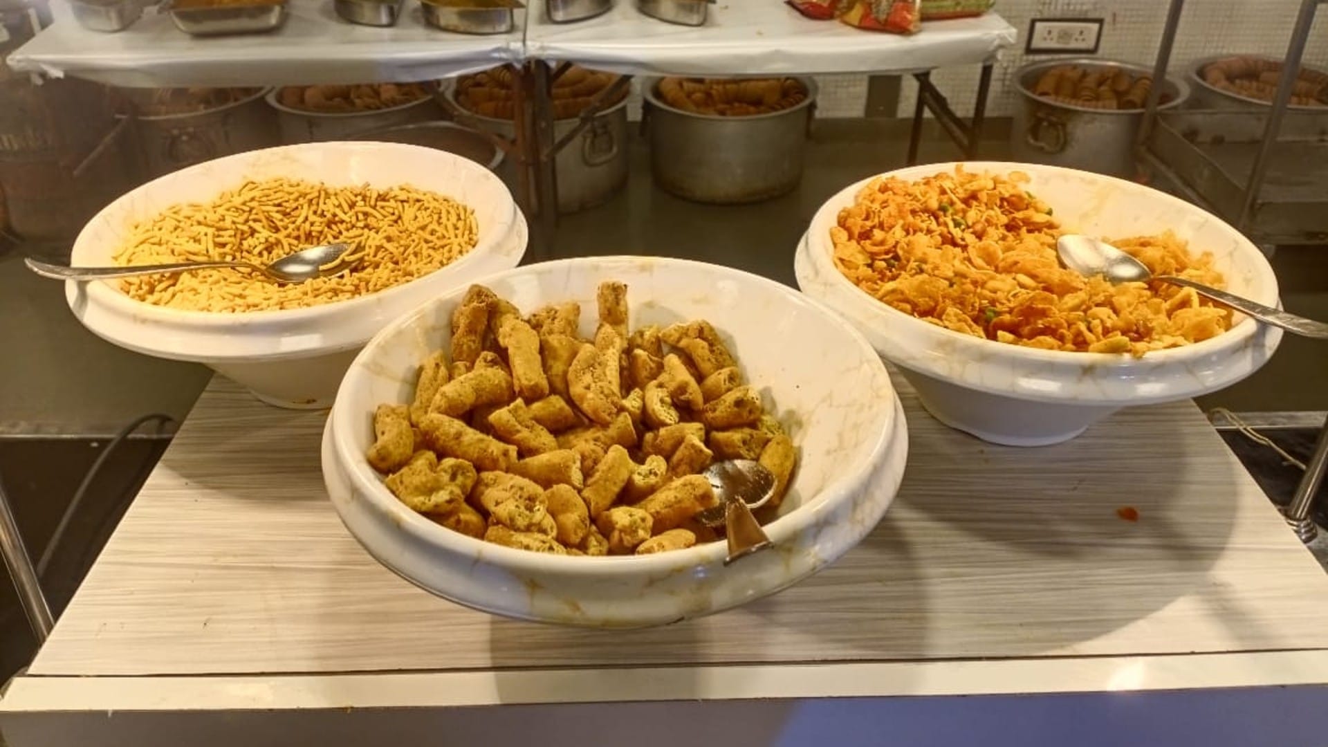 Pravasi Bharatiya Divas PM Modi tasted the cuisine of Malwa, had lunch with NRIs