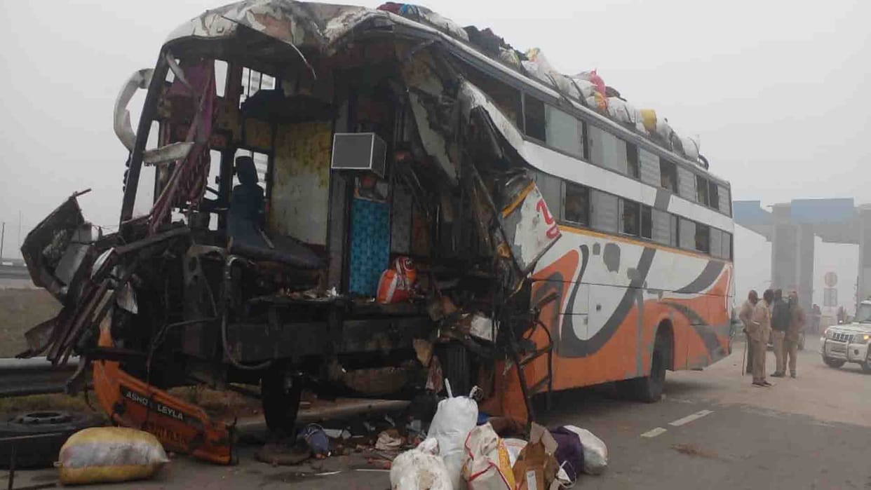 Unnao: DCM and bus collide, four people died and many passengers injured