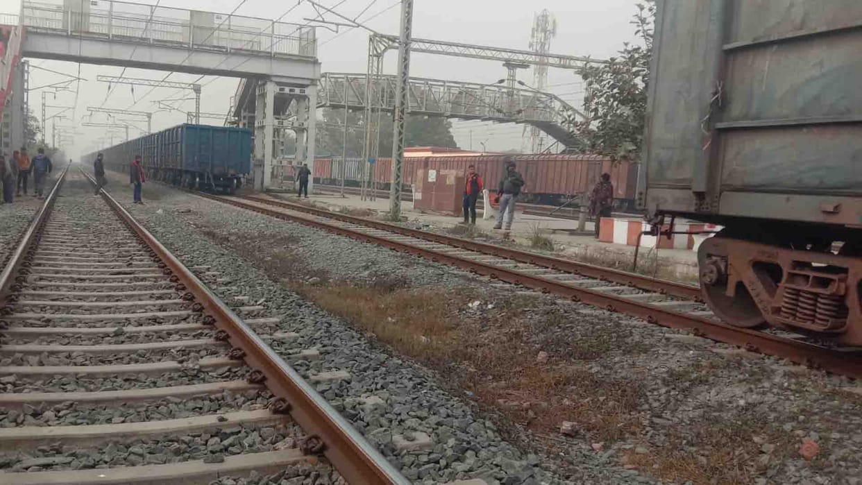 Auraiya: goods train split into two due to opening of coupling