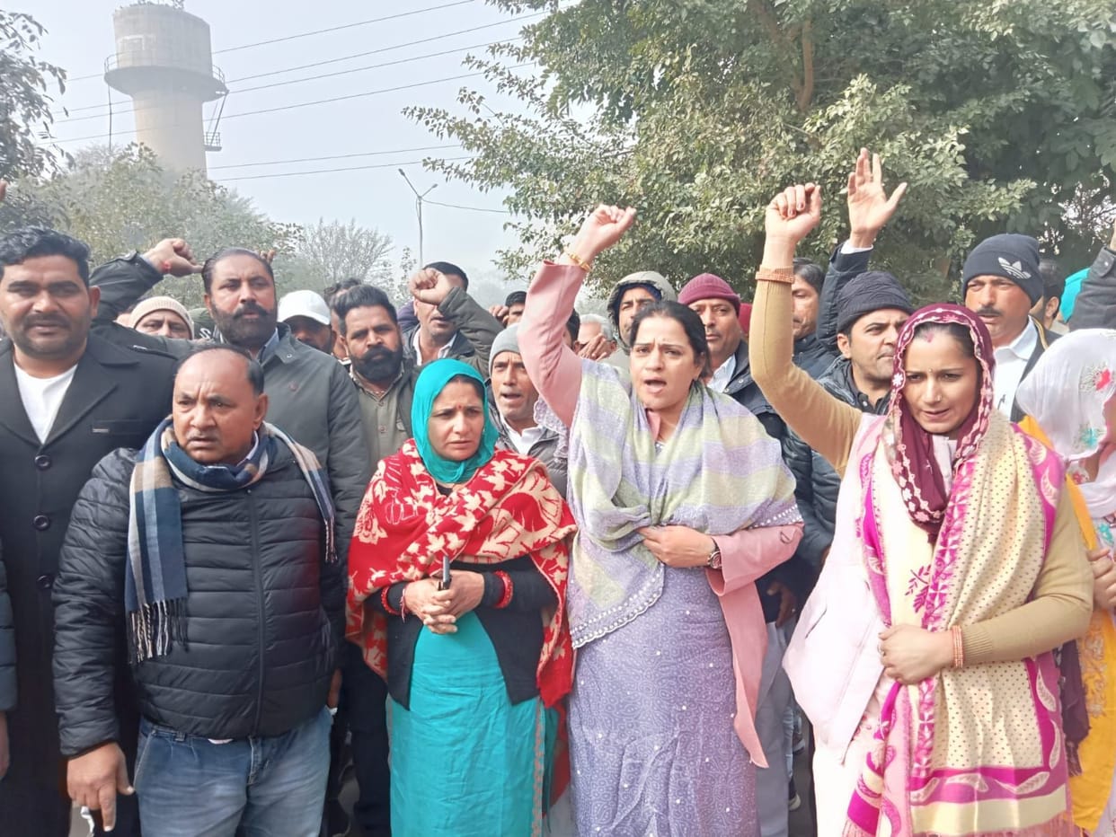 Sarpanch came out against e-tendering, surrounded the small secretariat for three hours