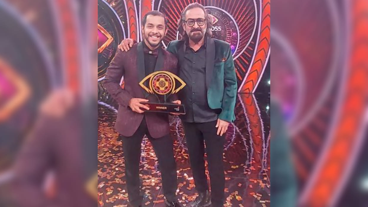 Bigg boss Marathi season 4 winner akshay kelkar won the trophy along with prize money and best captain award