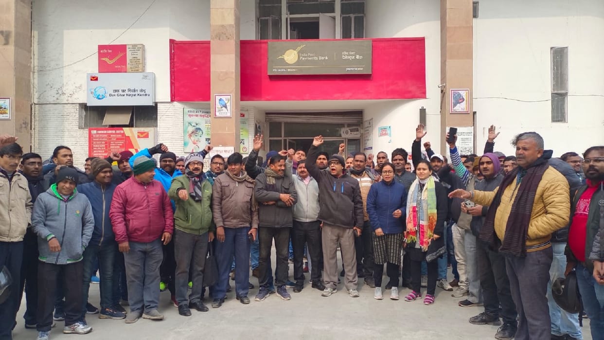 Prayagraj: Angry postal workers on strike, demanding action against lawyers