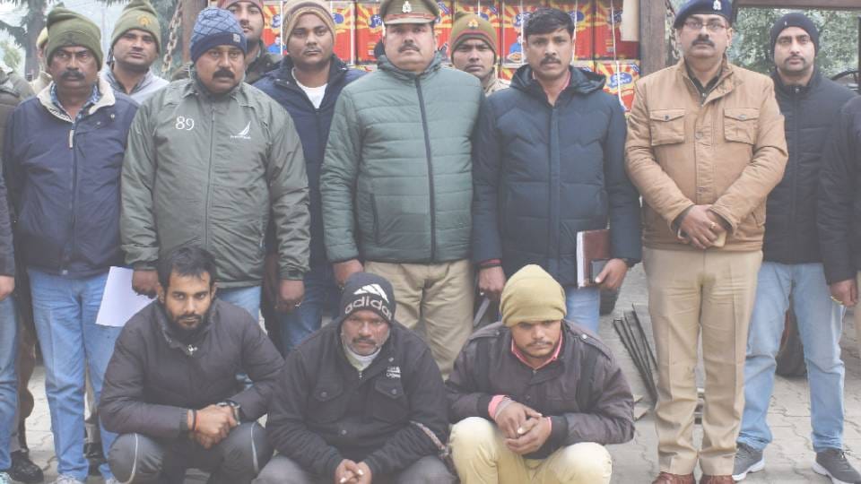 Police arrested three vicious robbers in Mainpuri and search continues for eight