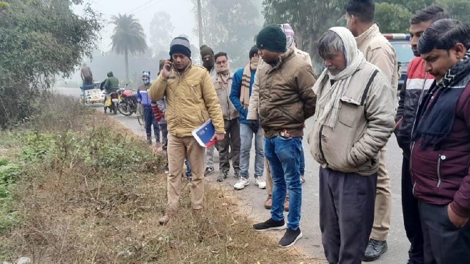 dead body of the laborer found lying on the roadside in khutar at shahjahanpur