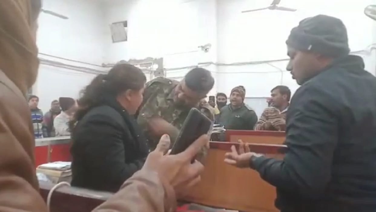 Cross FIR in the case of lawyer-postal employee assault, video is becoming increasingly viral
