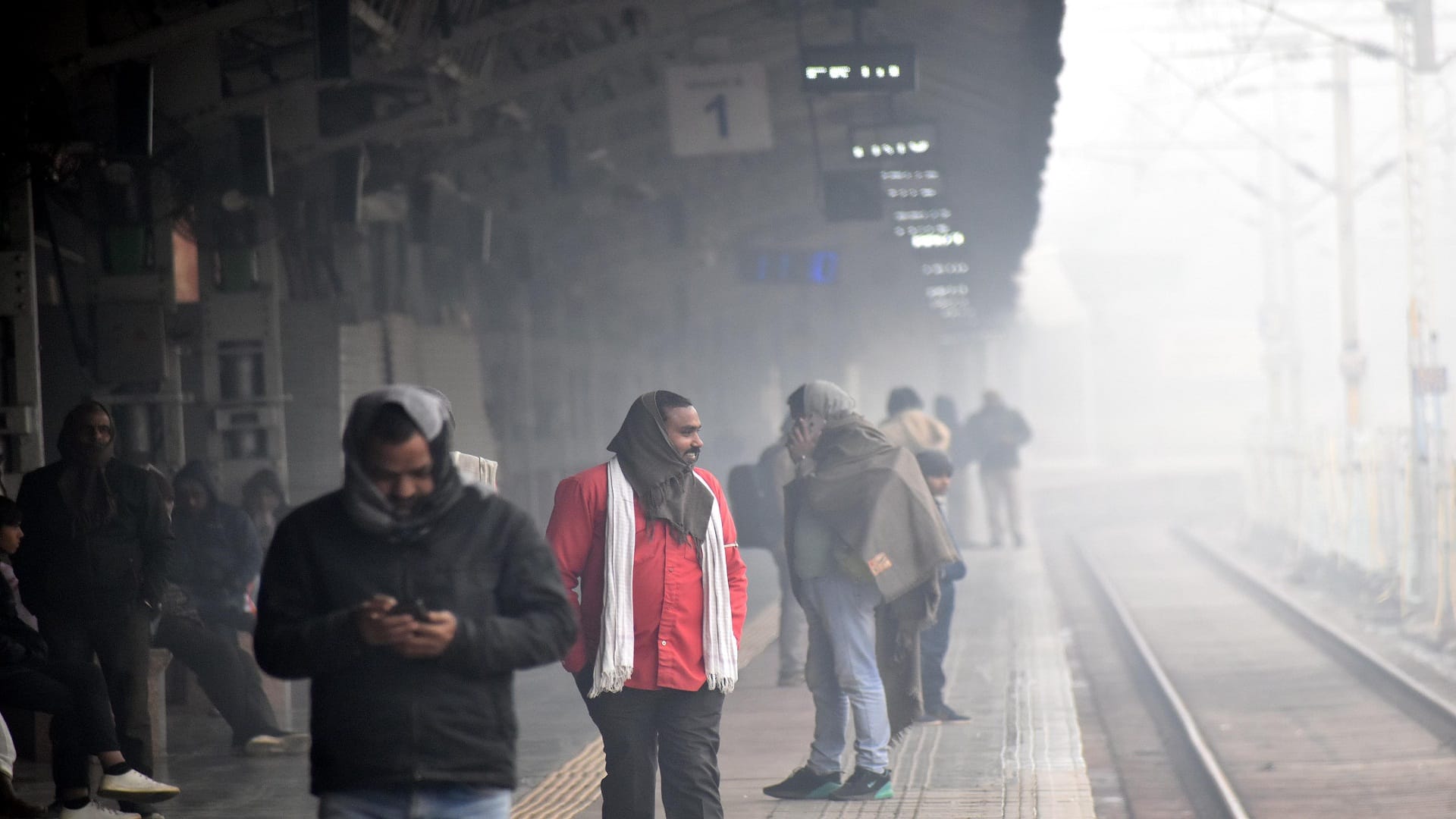 Prayagraj Weather News Eight flights canceled simultaneously, only Delhi and Bhubaneswar aircraft arrived