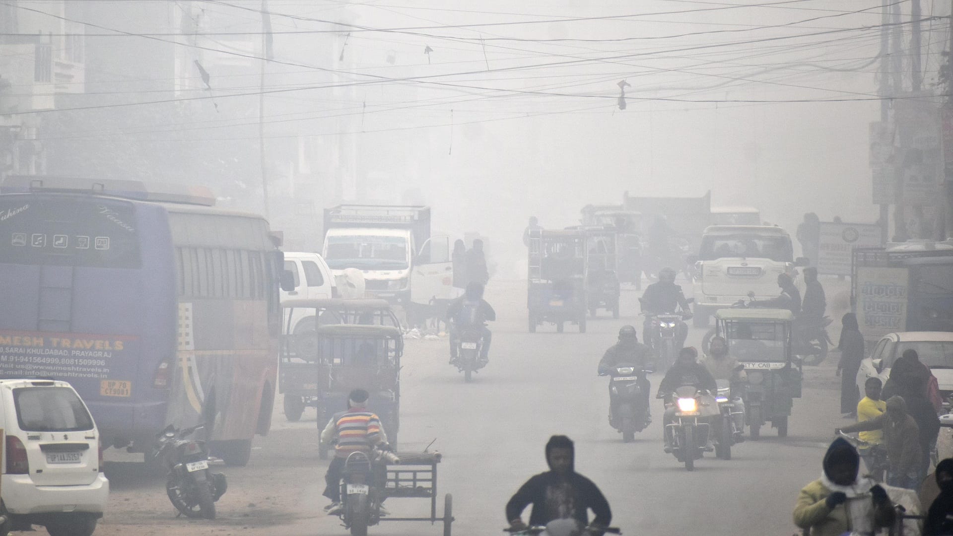 Prayagraj Weather News Eight flights canceled simultaneously, only Delhi and Bhubaneswar aircraft arrived
