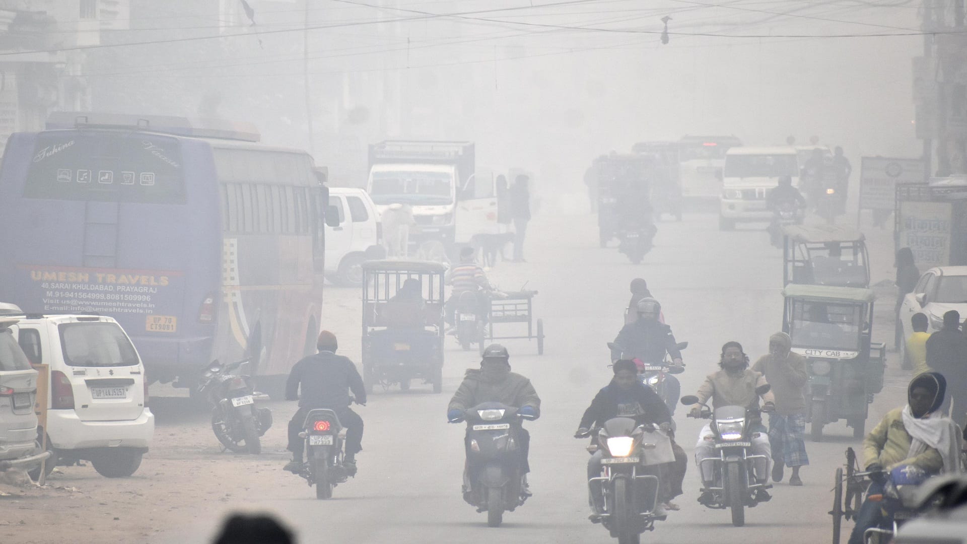 Prayagraj Weather News Eight flights canceled simultaneously, only Delhi and Bhubaneswar aircraft arrived