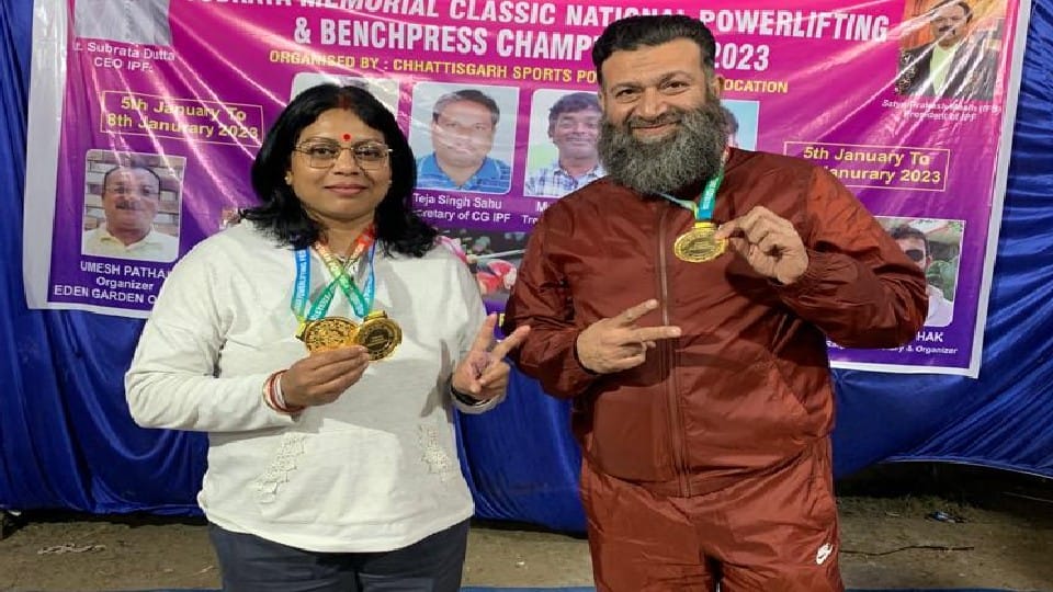 Bareilly teacher Rita Singh and Sharik won gold medal in Powerlifting Championship in Chhattisgarh