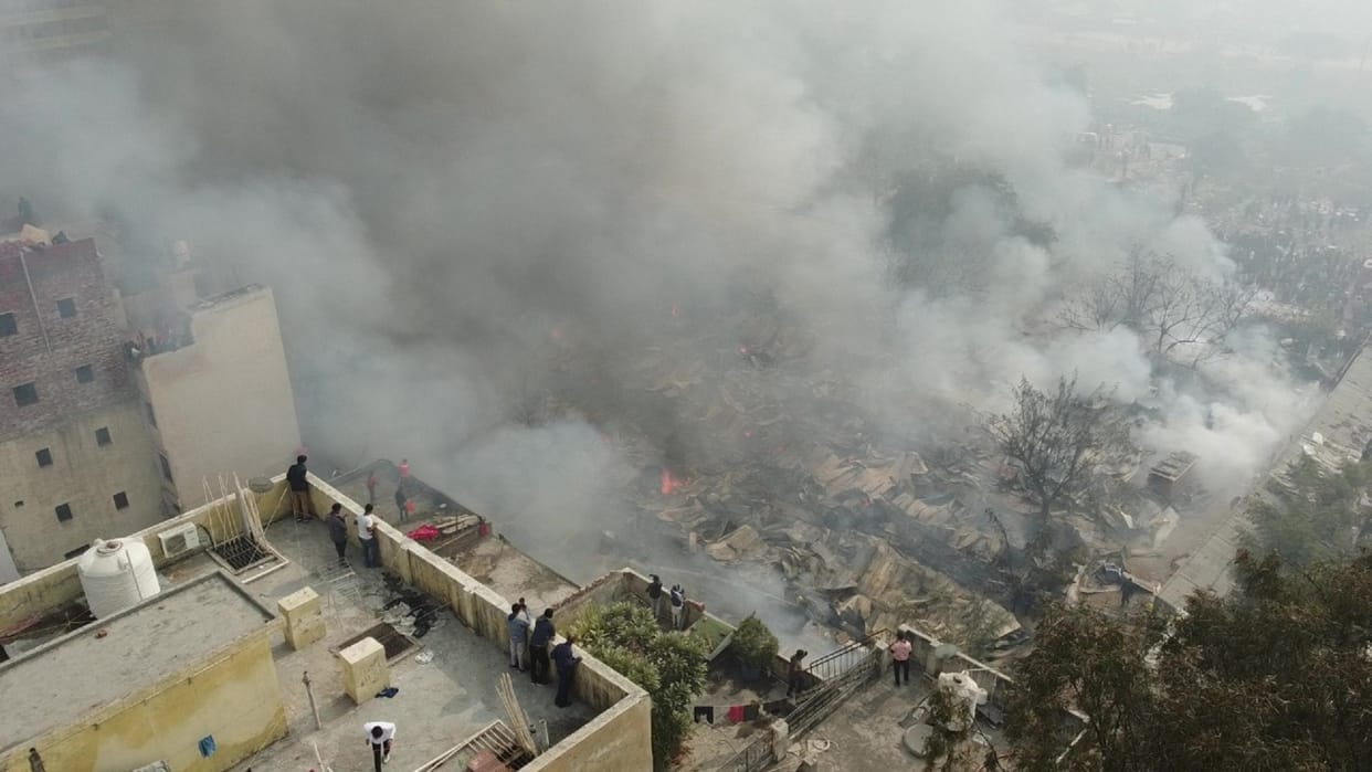 Slums caught fire due to cylinder blast