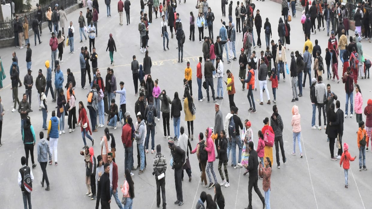 Tourists throngs Shimla the queen of hills in hope of snowfall