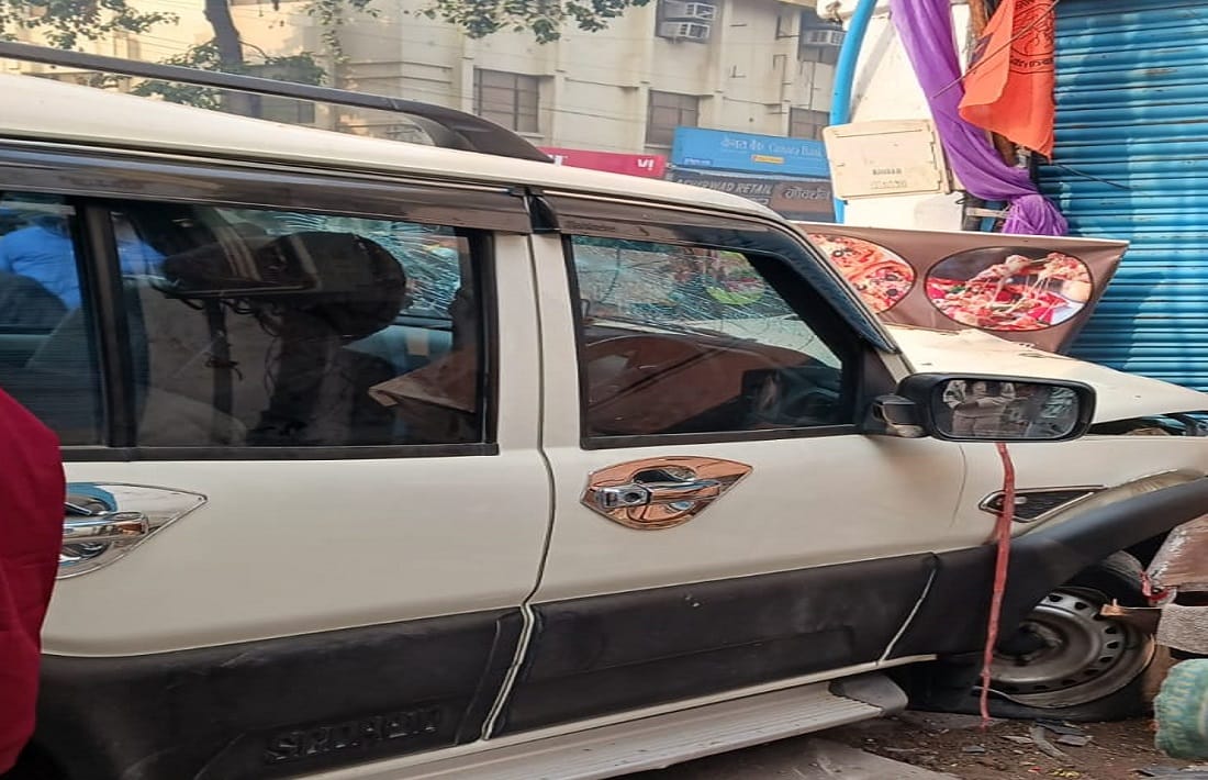 over speed Scorpio entered in shop at Lanka-Sankat Mochan Marg in varanasi