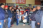 राजकुमार कांबोज को सम्मानित करते क्लब के सदस्य।  संवाद
