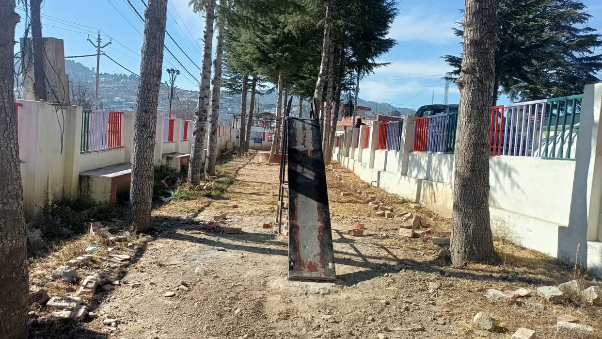 The park was not completed, the swing started breaking