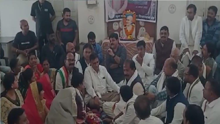 भाटापारा के कांग्रेस नेताओं से चर्चा करते पर्यवेक्षक