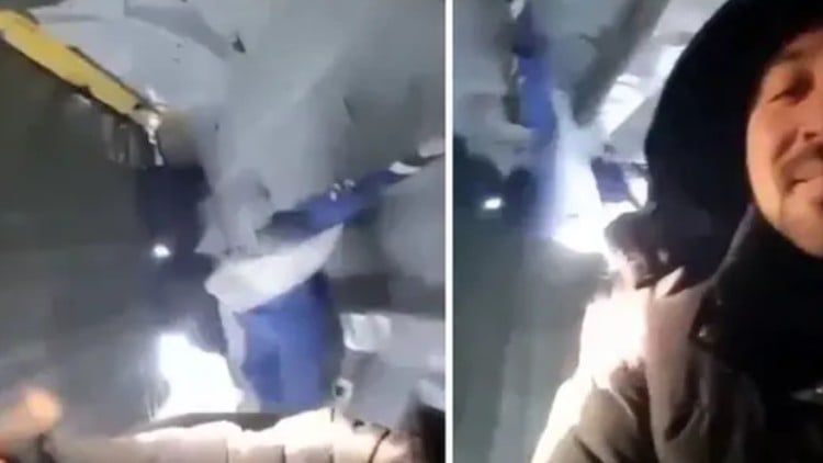 Video: उड़ान के दौरान खुल गया विमान का दरवाजा, बाहर गिरने लगा यात्रियों का सामान 2 Video: उड़ान के दौरान खुल गया विमान का दरवाजा, बाहर गिरने लगा यात्रियों का सामान
