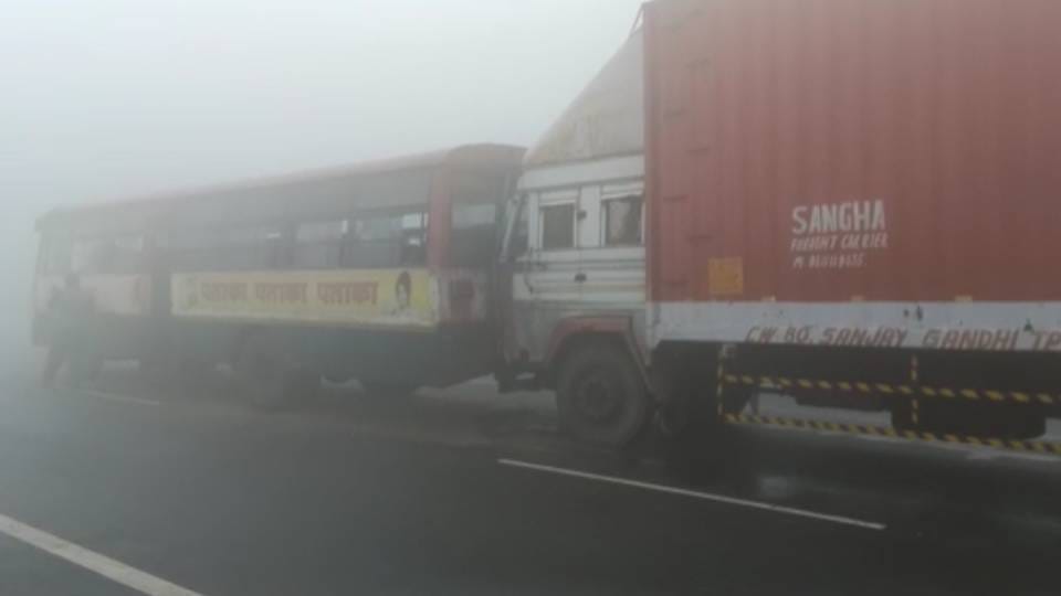 Six vehicles including college bus collided with each other in Agra 12 people injured