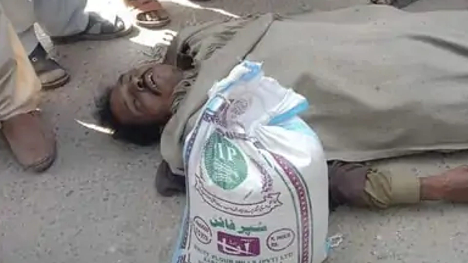 Starvation in Pakistan: Pakistanis became dependent on bread, four died due to flour, buying gas in bags