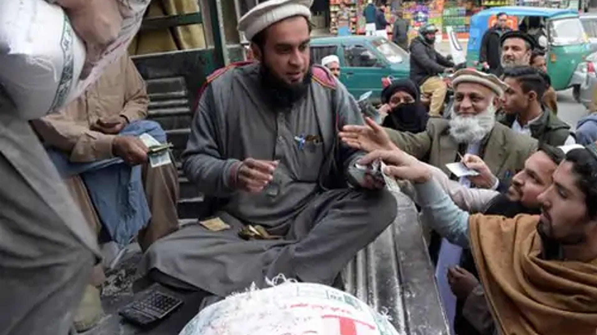 Starvation in Pakistan: Pakistanis became dependent on bread, four died due to flour, buying gas in bags