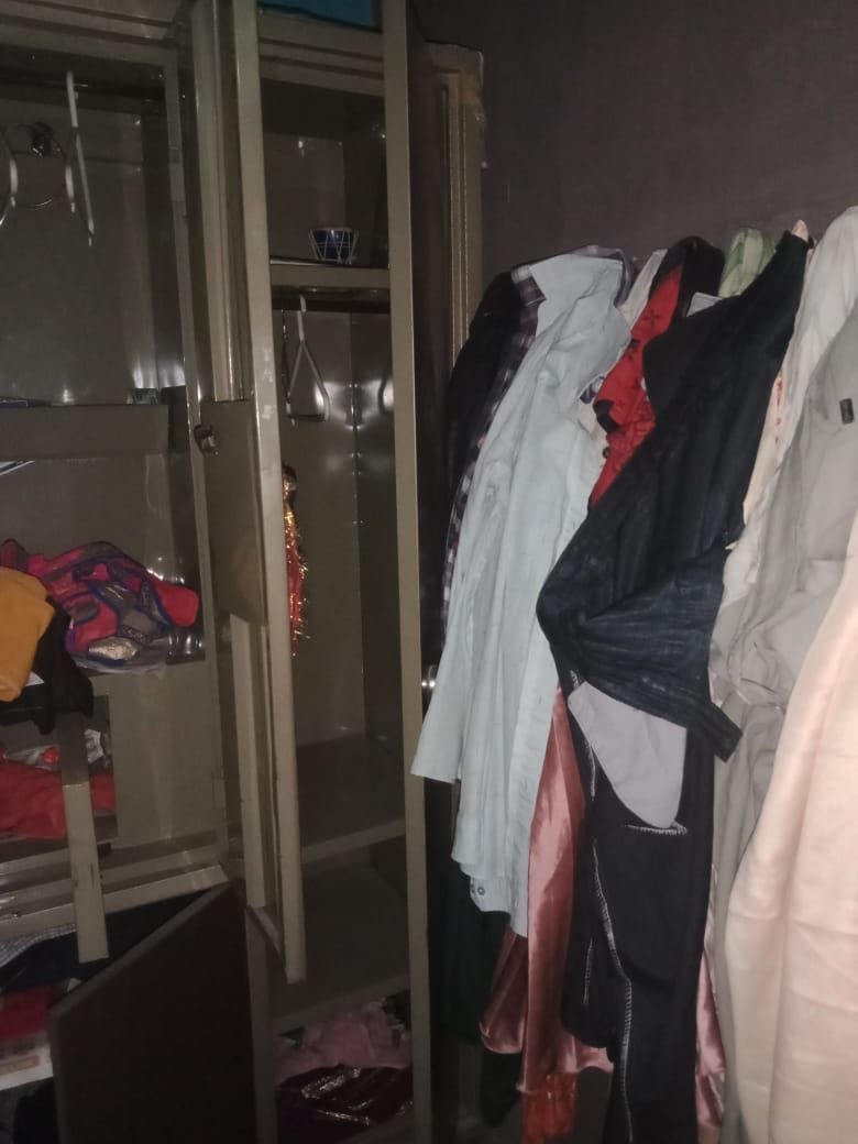 Thieves looted jewelery and cash from three houses