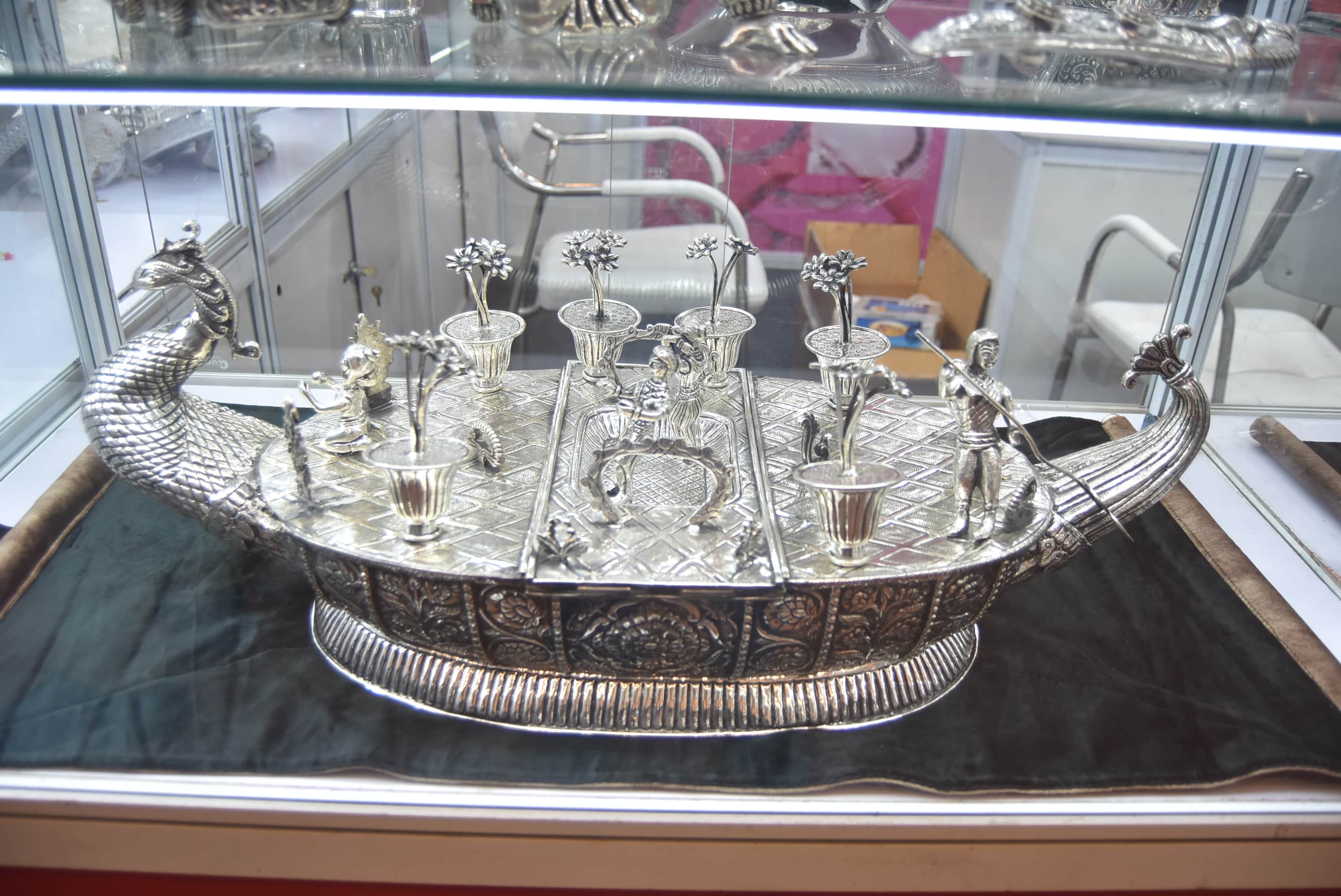 Meerut Jwelry Expo: Laddu Gopal one gram gold, anklet of five kg and watch of 50 lakhs attracted visitors