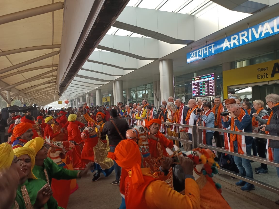 33 Swiss guests arrived in Kashi: grand reception with Dhobia folk dance at the airport, will go to Dibrugarh