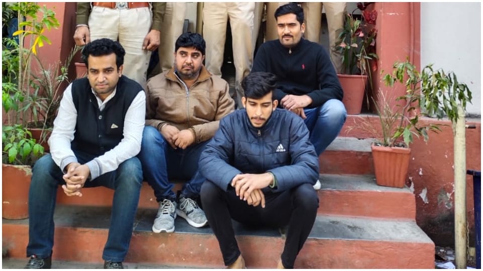 Four shopkeepers arrested for selling duplicate accessories of Apple company in Udaipur
