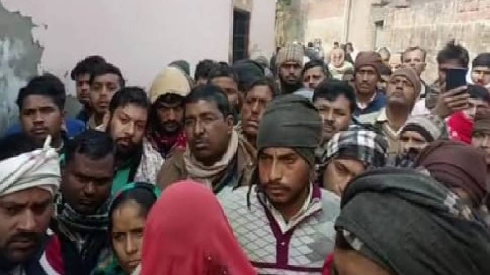 Auto driver dies in police custody in Ghaziabad Villagers create ruckus in Kasganj