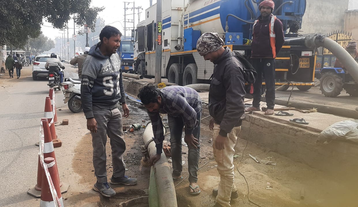 Worker descended into 22 feet deep sewer to check blockage, broken lid and stones stuck in line