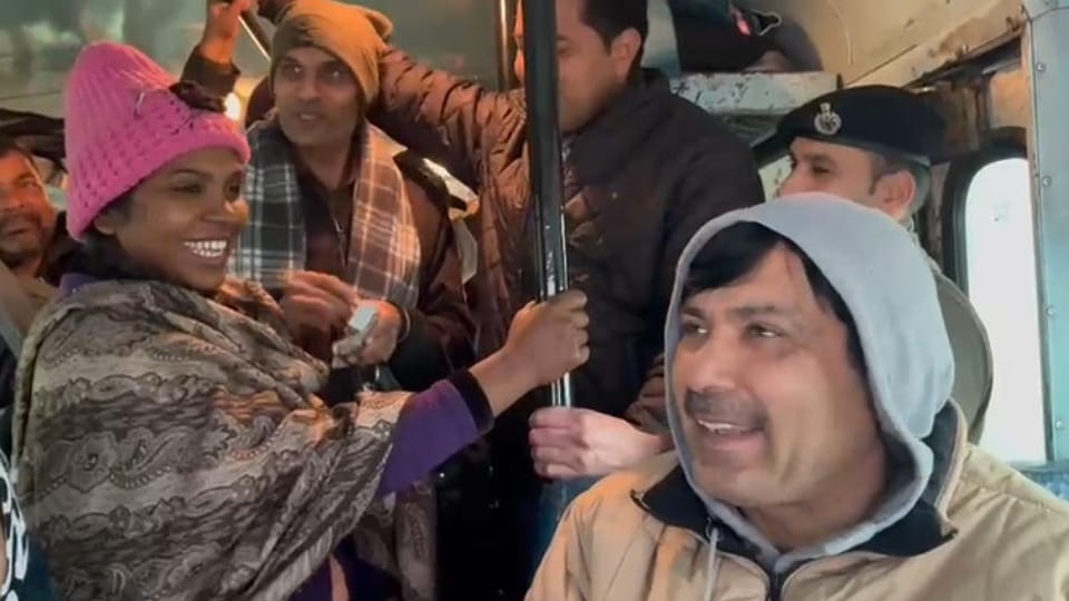 Tohana: Panchayat Minister Devendra Babli traveled in bus with students