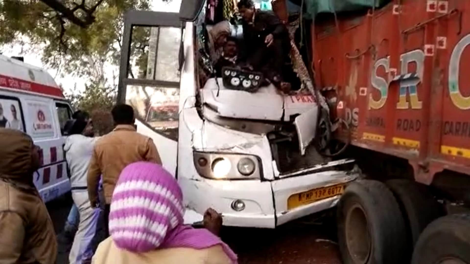 हादसे में बस का बायां भाग बुरी तरह क्षतिग्रस्त हो गया है।
