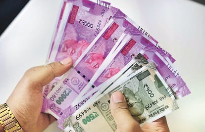 Nine fraudster friends sold land to three people in Gorakhpur by posing as fake owners and grabbed the money.