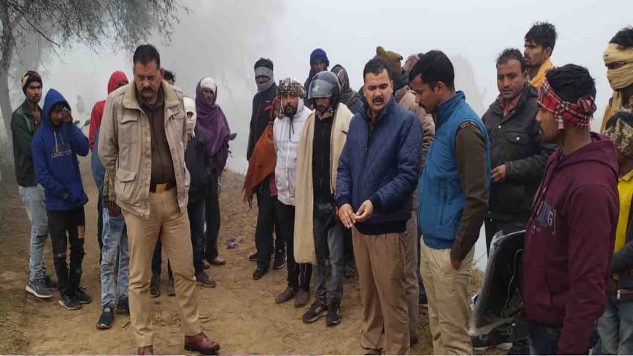 Jalaun: Dead body found hanging from a pole in the fields