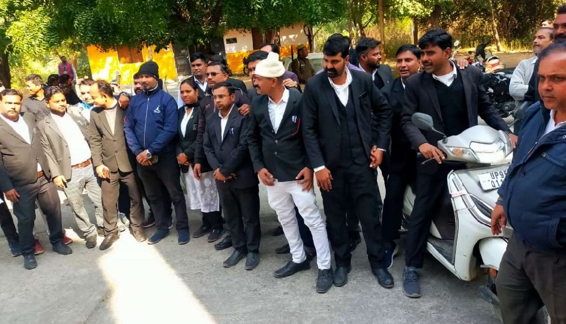 Uproar of lawyers for not hiring obstetrician, allegation of demanding money, DM constituted inquiry committee