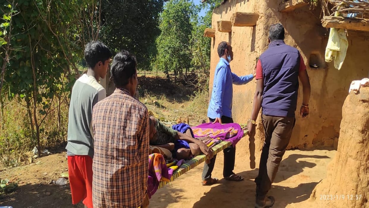 A team of 108 ambulances crossed the mountain and brought the patient from the cot for three kilometers