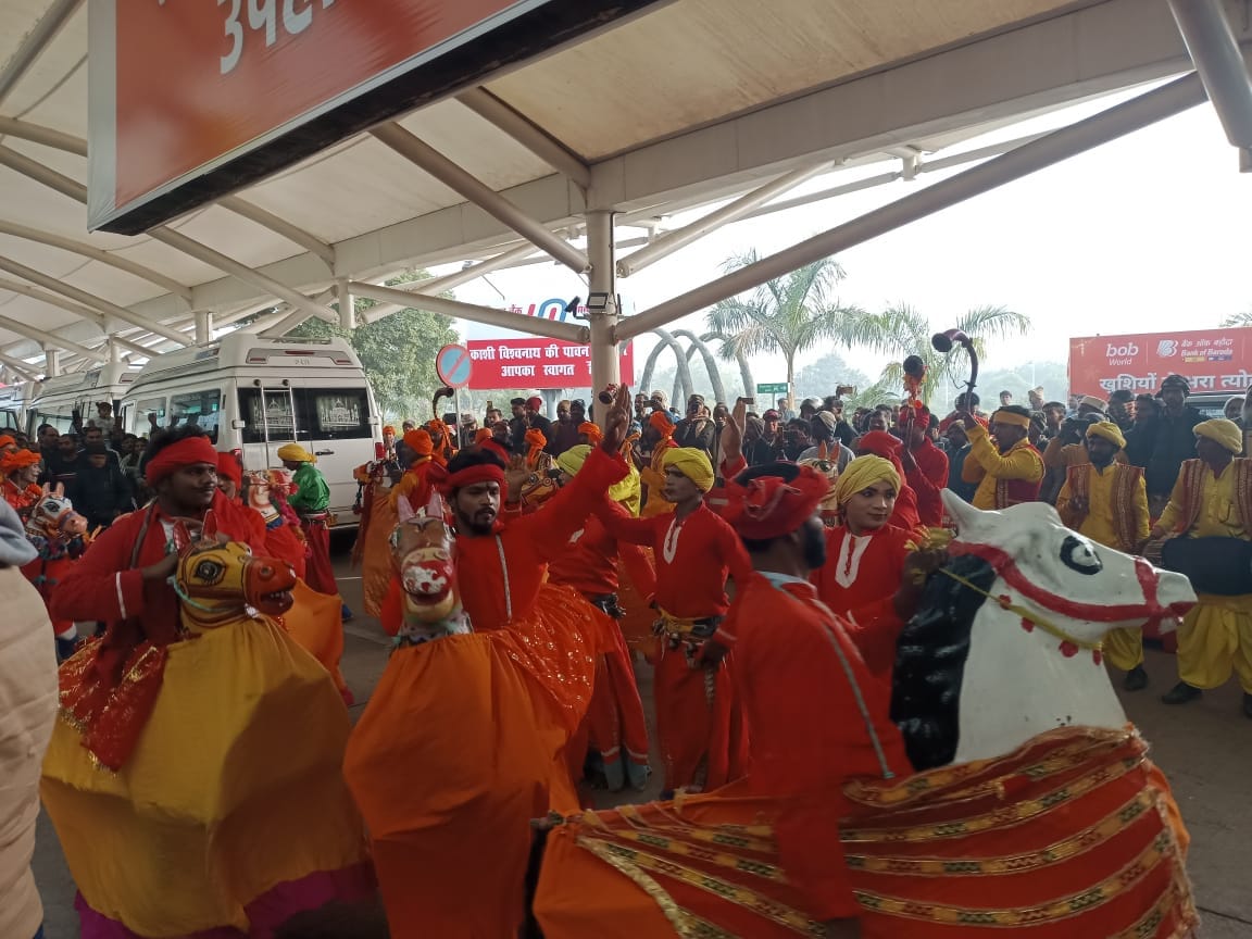 33 Swiss guests arrived in Kashi: grand reception with Dhobia folk dance at the airport, will go to Dibrugarh