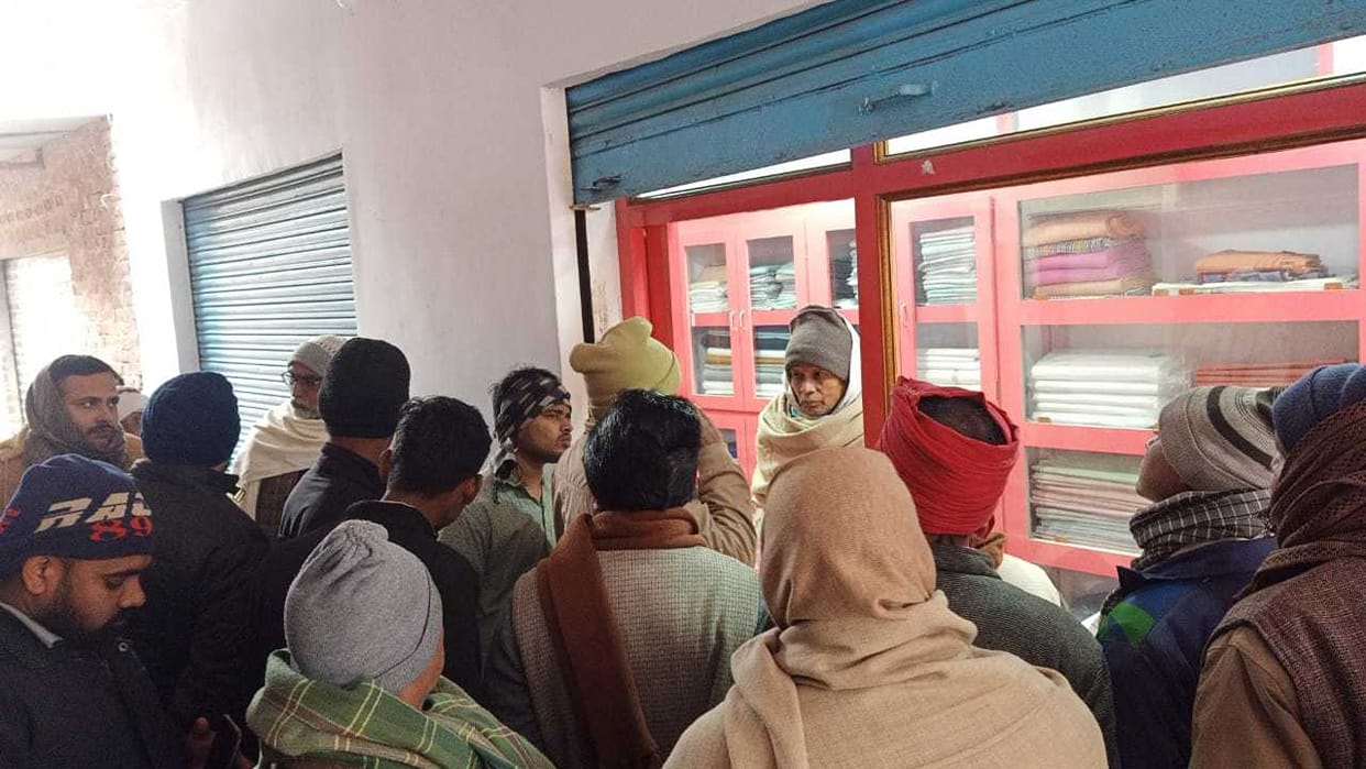 Employee found dead in Khadi Bhandar shop, stir