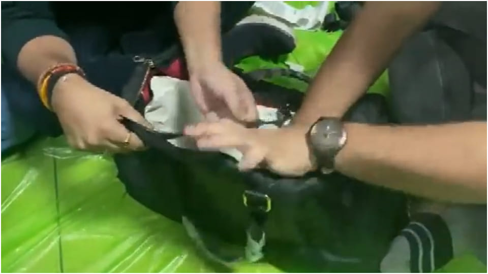 Mumbai custom recovered Cocaine at airport, smuggling done by trapping passenger in honey trap