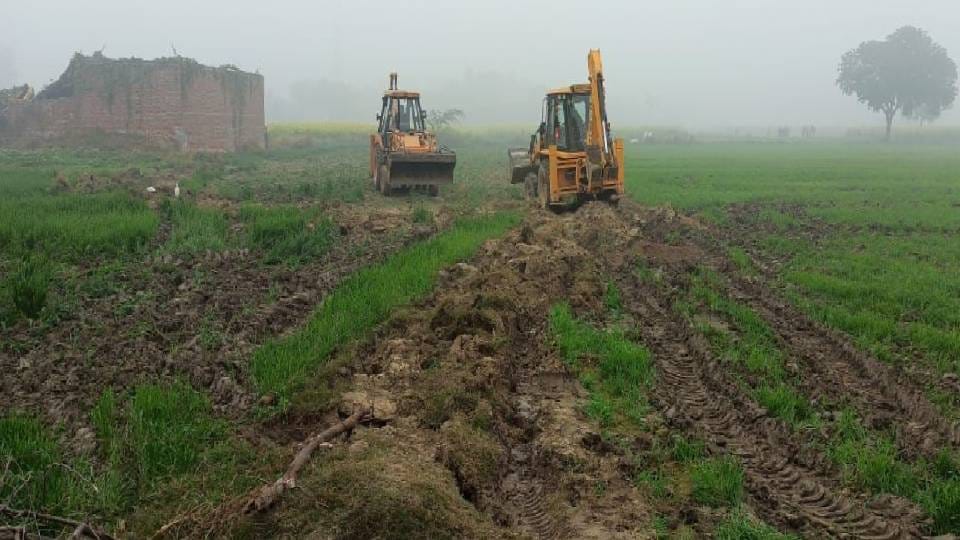 SDM freed 68 bighas of government land from illegal encroachment destroing standing crop with JCB In mainpuri