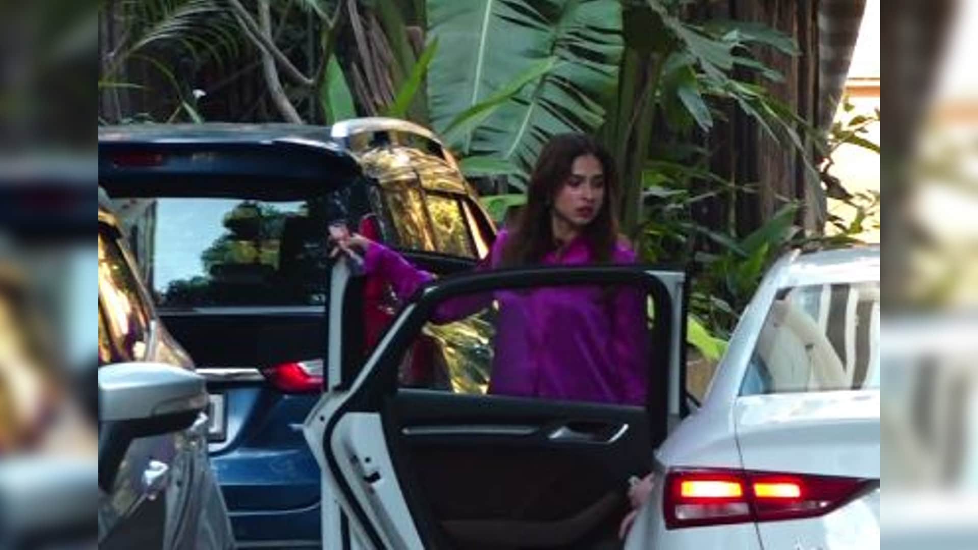 Hrithik Roshan Fans gathered outside his house to wish him Happy Birthday