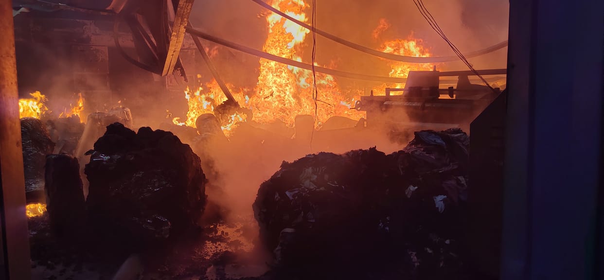 Kanpur Dehat: Fire broke out in wrapper printing plant due to short circuit, fire brigade extinguished it in three hours