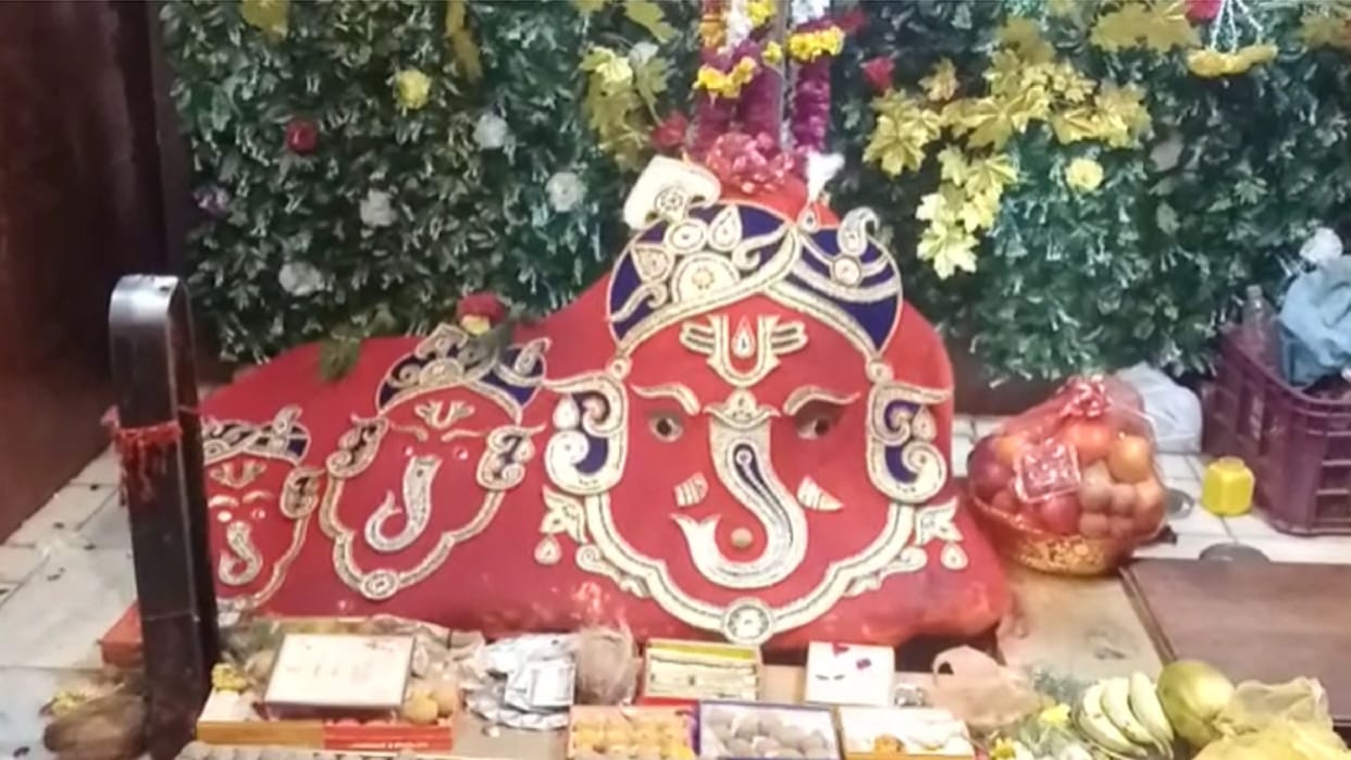 Sankashti chaturthi 2023 Chintaman Ganesh dressed as the king of Lal Bagh 1000 flowers offered to Ganapati