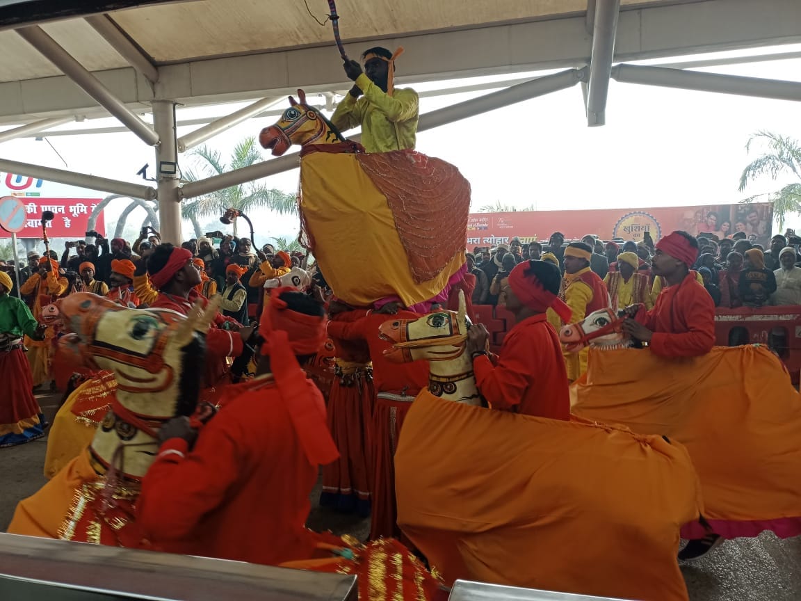 33 Swiss guests arrived in Kashi: grand reception with Dhobia folk dance at the airport, will go to Dibrugarh