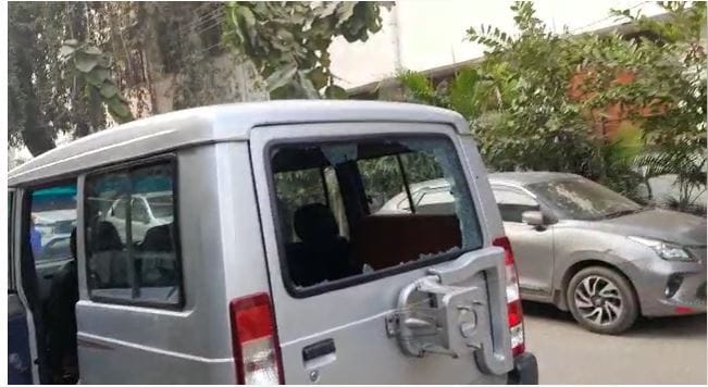 PHOTOS: Attack on Chief Proctor by girl students, broke the glass of the car, there was fierce ruckus