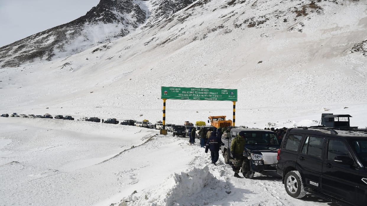 Ladakh: Drive vehicle only by putting chain in tyre, otherwise challan