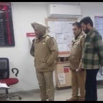 लूट के बाद बैंक में पहुंचे पुलिस अधिकारी।