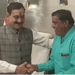 अजब सिंह कुशवाहा ने नरोत्तम मिश्रा के पैर छूकर आशीर्वाद लिया।