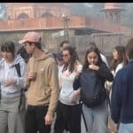 ताज में प्रवेश न मिलने पर मायूस होकर लौटे पर्यटक।