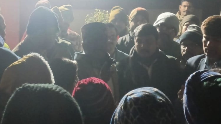 बीबीएयू में हंगामा करते छात्रों से देर रात कुलपति ने बात की।
